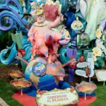 Fallas 2026 con figura de gobernante en un globo terráqueo
