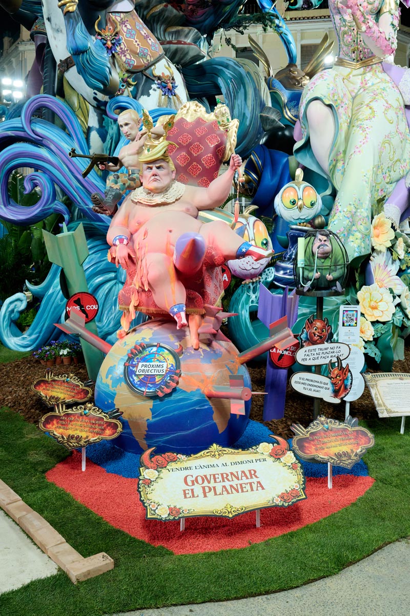 Fallas 2026 con figura de gobernante en un globo terráqueo