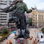 Monumento de Fallas 2026 con figura de soldado y arte colorido