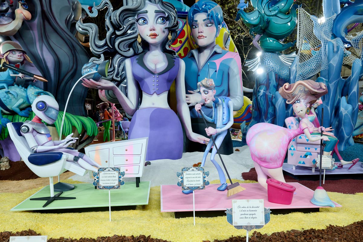 Figuras de cartón en las Fallas 2026 con personajes coloridos