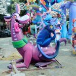 Estatuas coloridas de las Fallas 2026 con un perro y un gato
