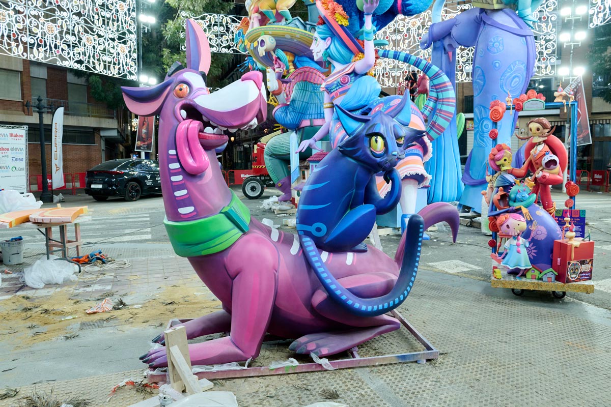Estatuas coloridas de las Fallas 2026 con un perro y un gato