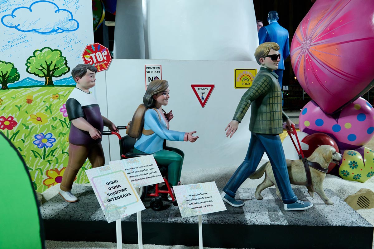 Estatuas de personas en la celebración de las Fallas 2026