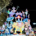 Fallas 2026 con coloridos monumentos y personajes en la noche