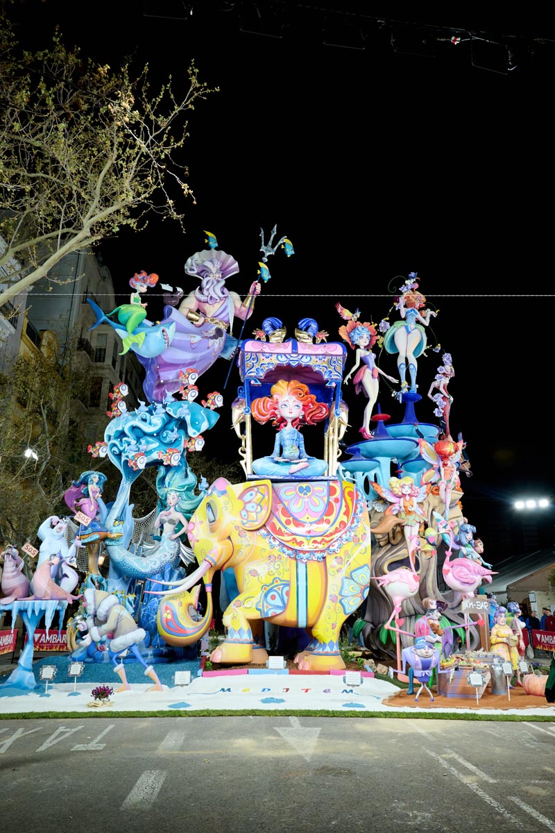 Fallas 2026 con coloridos monumentos y personajes en la noche