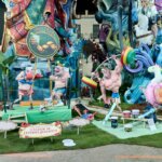 Fallas 2026 con figuras de personajes en un ambiente festivo