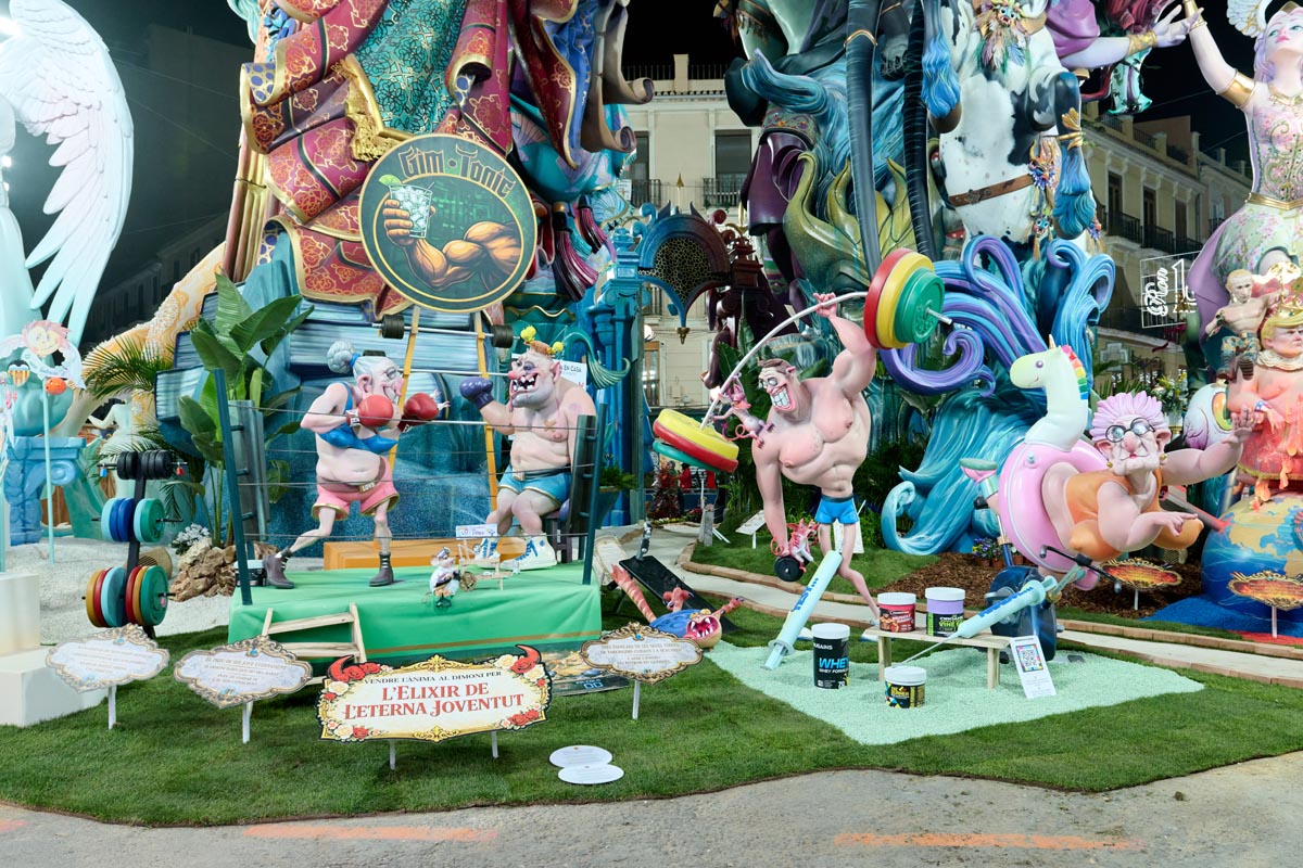 Fallas 2026 con figuras de personajes en un ambiente festivo