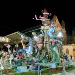 Fallas 2026 con figuras coloridas y decoraciones nocturnas