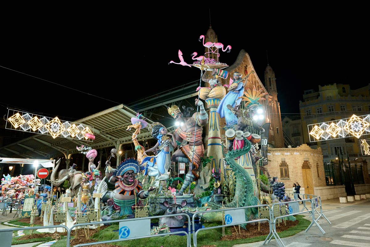 Fallas 2026 con figuras coloridas y decoraciones nocturnas