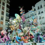 Fallas 2026 con figuras coloridas y decorativas en la calle