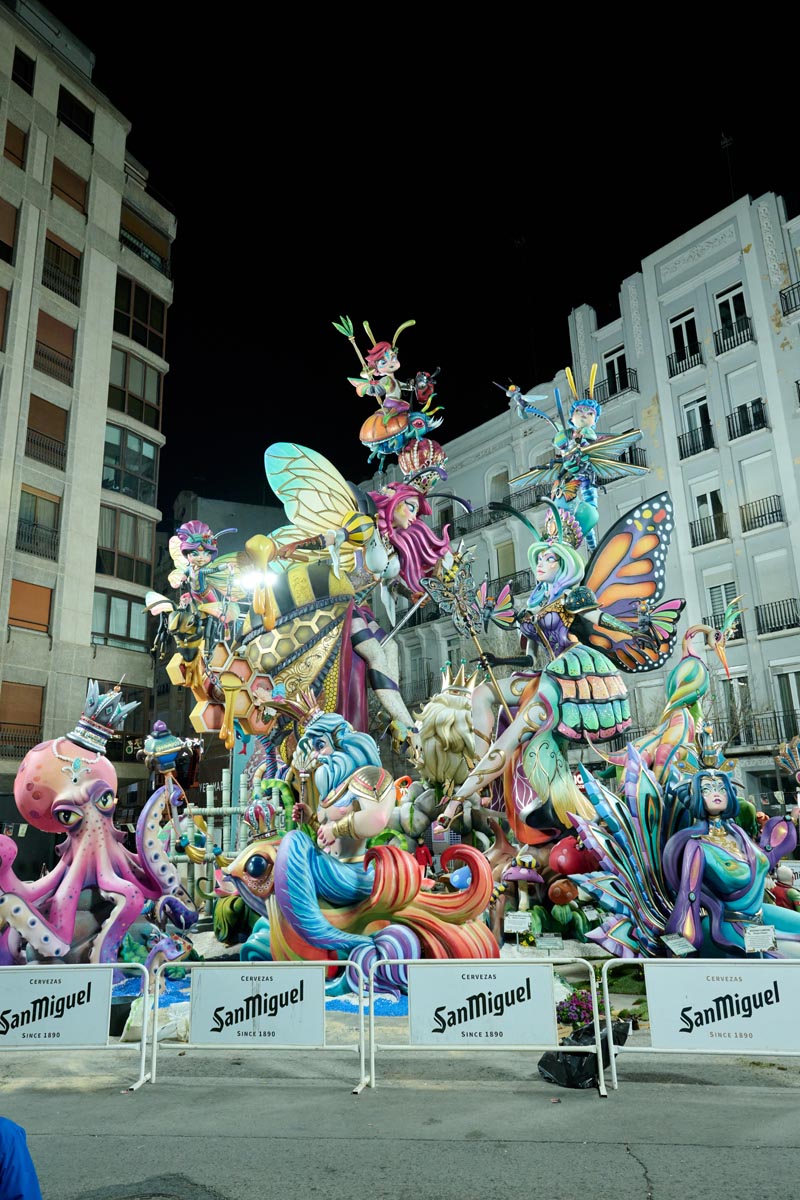 Fallas 2026 con figuras coloridas y decorativas en la calle