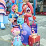 Figuras coloridas de calaveras en la celebración de las Fallas 2026