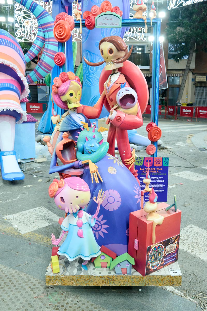 Figuras coloridas de calaveras en la celebración de las Fallas 2026