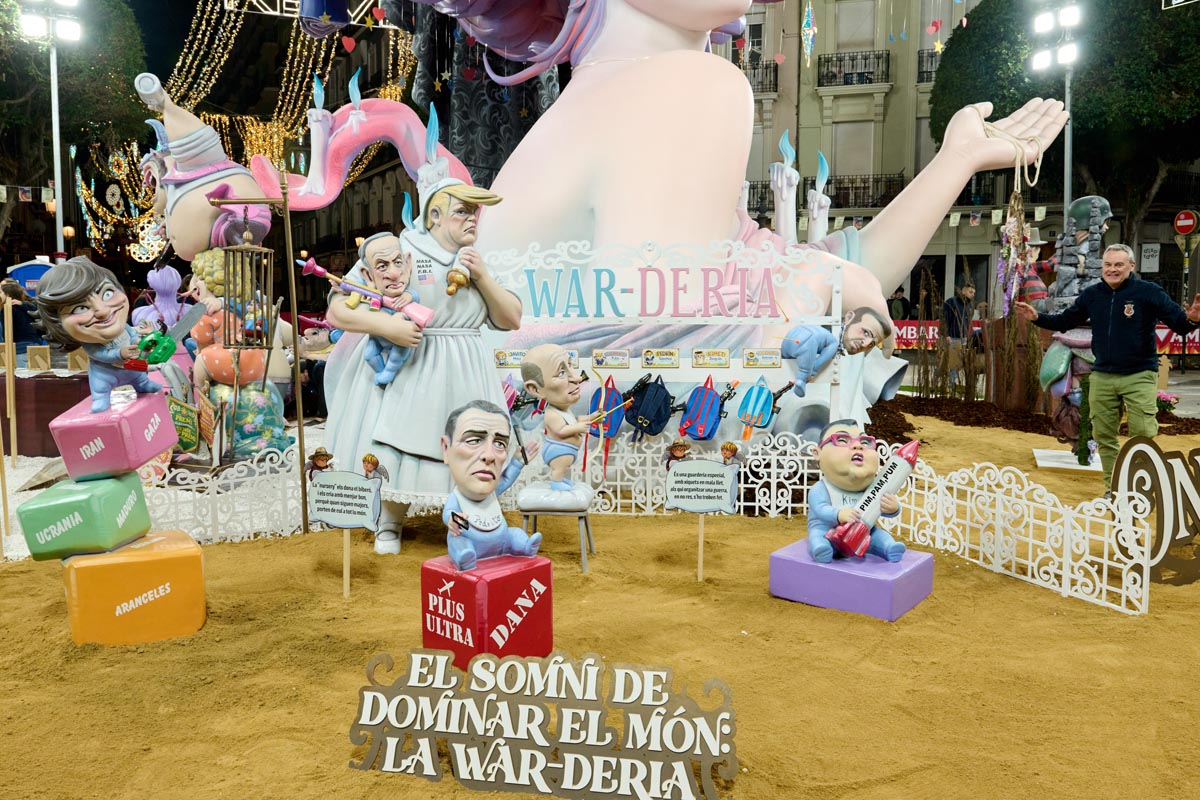 Fallas 2026 con figuras caricaturescas y decoración festiva