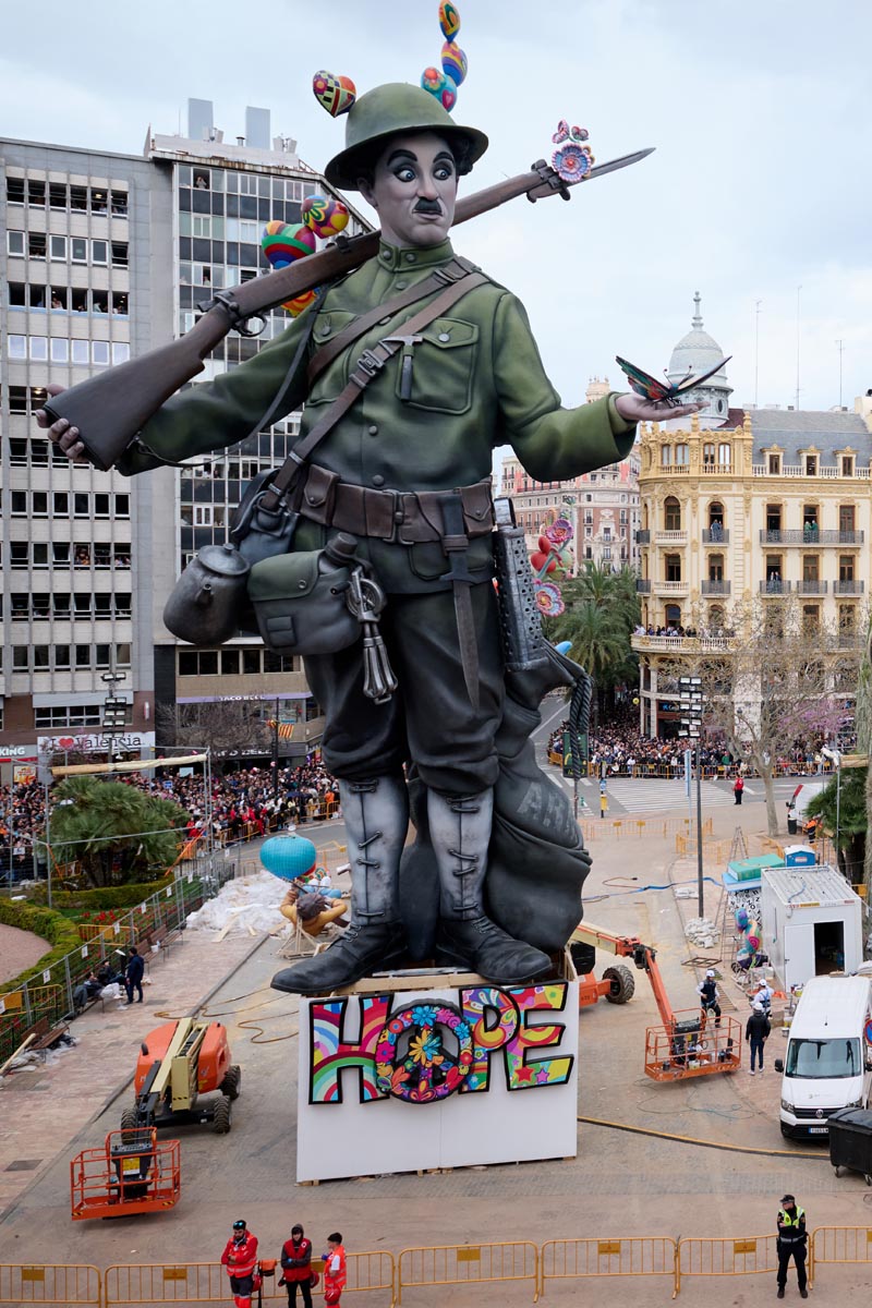 Monumento de Fallas 2026 con figura de soldado y arte colorido