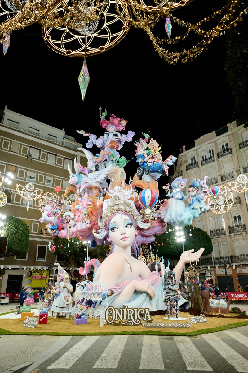 Fallas 2026 en Valencia con figura central de Onírica iluminada