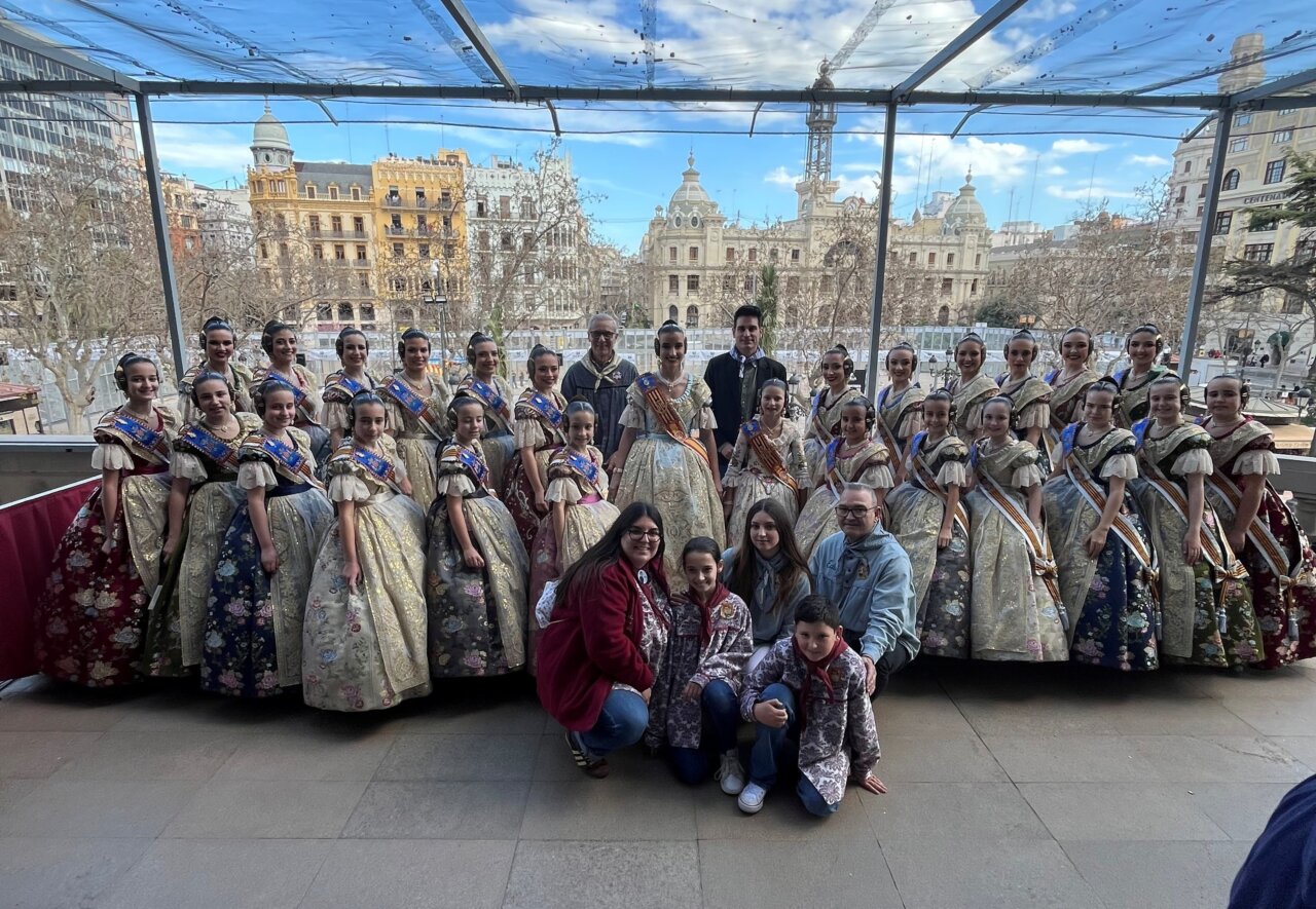 Representantes de las fallas de Albalat en el balcón del Ayuntamiento de València