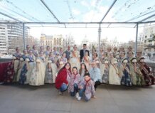 Las fallas de Albalat dels Sorells disfrutan de la mascletà desde el balcón del Ayuntamiento de València Representantes de las fallas de Albalat en el balcón del Ayuntamiento de Valencia