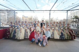 Representantes de las fallas de Albalat en el balcón del Ayuntamiento de Valencia