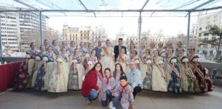 Representantes de las fallas de Albalat en el balcón del Ayuntamiento de Valencia