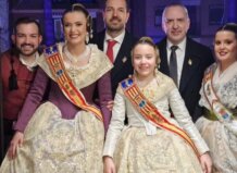Grupo de personas vestidas con trajes tradicionales durante las fallas de Aldaia 2026