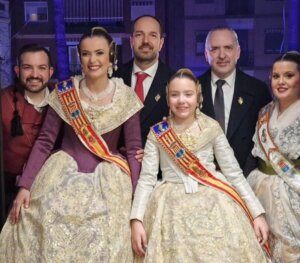 Grupo de personas vestidas con trajes tradicionales durante las fallas de Aldaia 2026