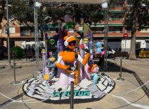 Las fallas El Sequer y Parque Alcosa de Alfafar ganan los máximos premios en las categorías grande e infantil Monumento de las Fallas en Alfafar con figuras coloridas y creativas