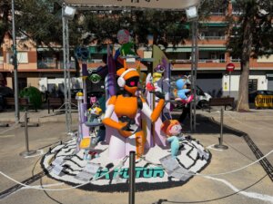 Monumento de las Fallas en Alfafar con figuras coloridas y creativas