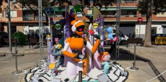 Monumento de las Fallas en Alfafar con figuras coloridas y creativas