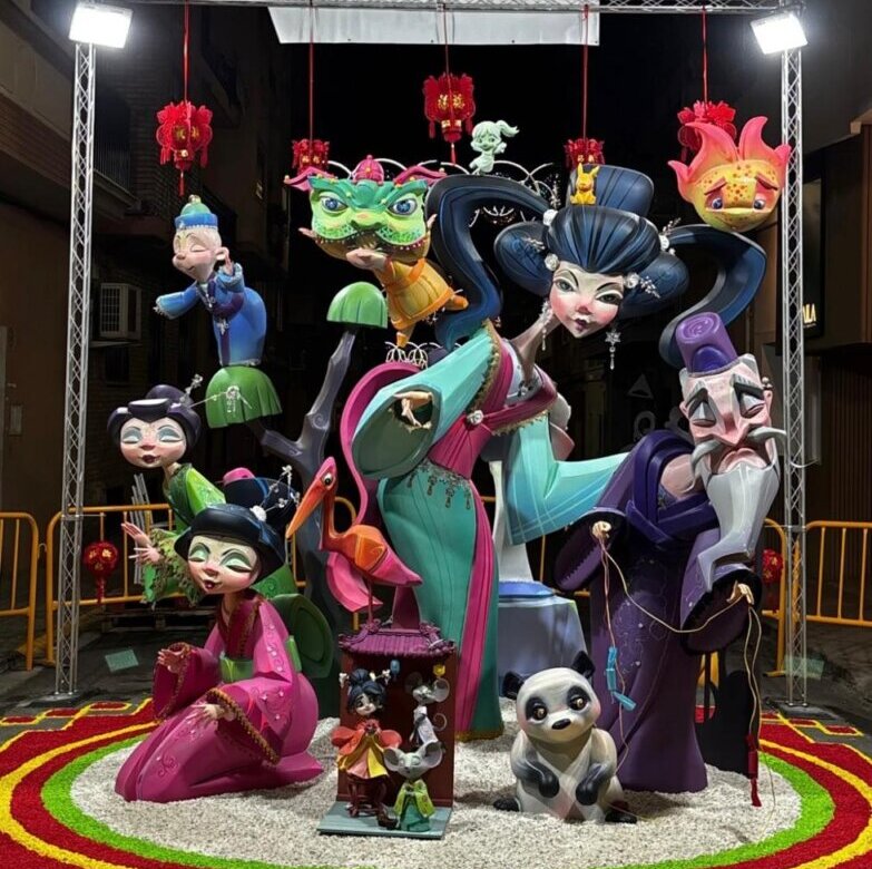 Monumento infantil de la Falla Fermín Galán en Burjassot durante las Fallas 2026