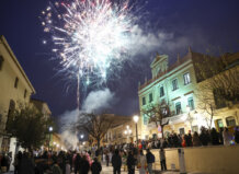 Fuegos artificiales iluminando el cielo durante las Fallas en Godella