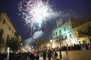 Fuegos artificiales iluminando el cielo durante las Fallas en Godella