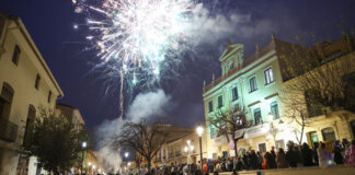 Fuegos artificiales iluminando el cielo durante las Fallas en Godella