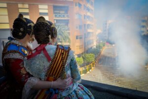 Las falleras disfrutan de la mascletà en Torrent, un evento emblemático de las Fallas.