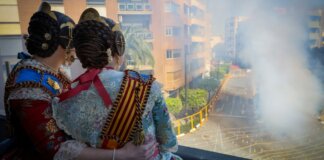 Las falleras disfrutan de la mascletà en Torrent, un evento emblemático de las Fallas.