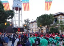 Celebración de las Fallas en Massanassa con gente y banderas