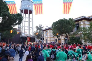 Celebración de las Fallas en Massanassa con gente y banderas