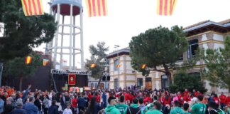 Celebración de las Fallas en Massanassa con gente y banderas
