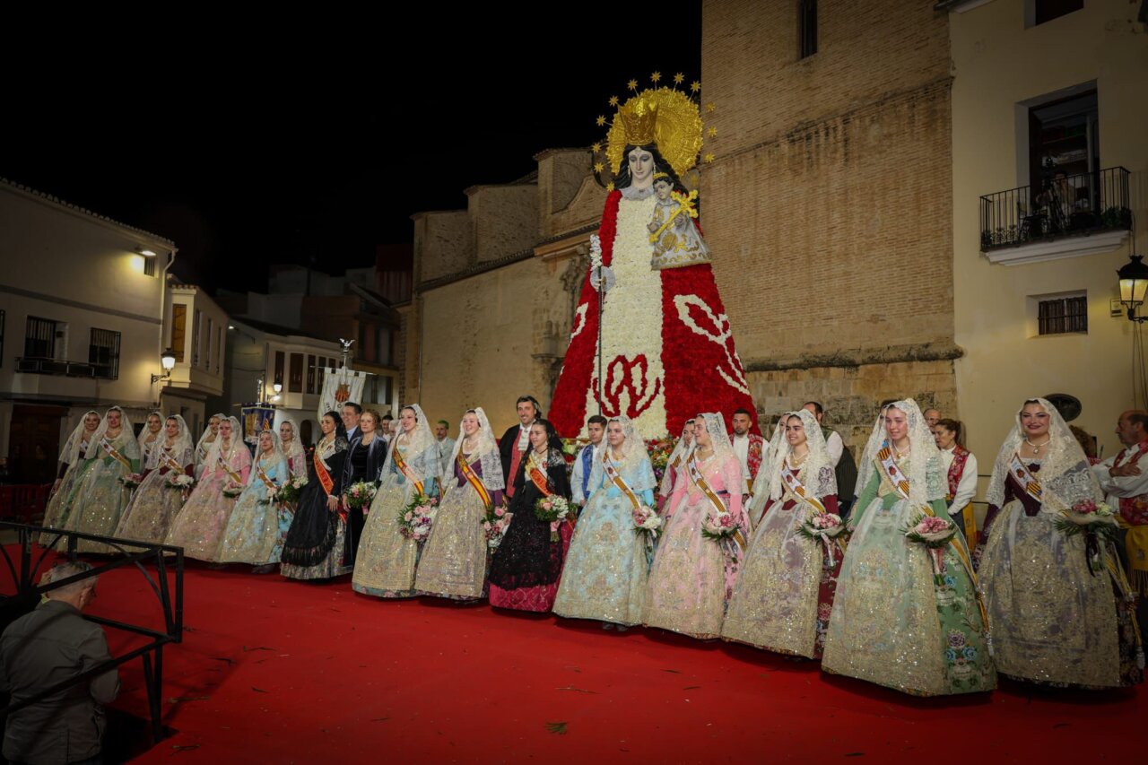 Grupo de mujeres vestidas con trajes tradicionales en la ofrenda de las Fallas