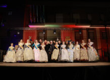 Grupo de falleras y falleros en la celebración de las Fallas en Puçol