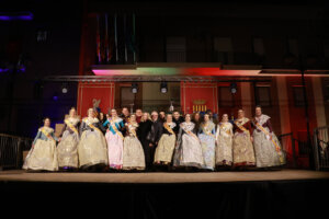 Grupo de falleras y falleros en la celebración de las Fallas en Puçol
