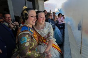 Dos mujeres vestidas con trajes tradicionales en las Fallas de Torrent