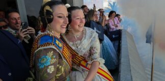 Dos mujeres vestidas con trajes tradicionales en las Fallas de Torrent