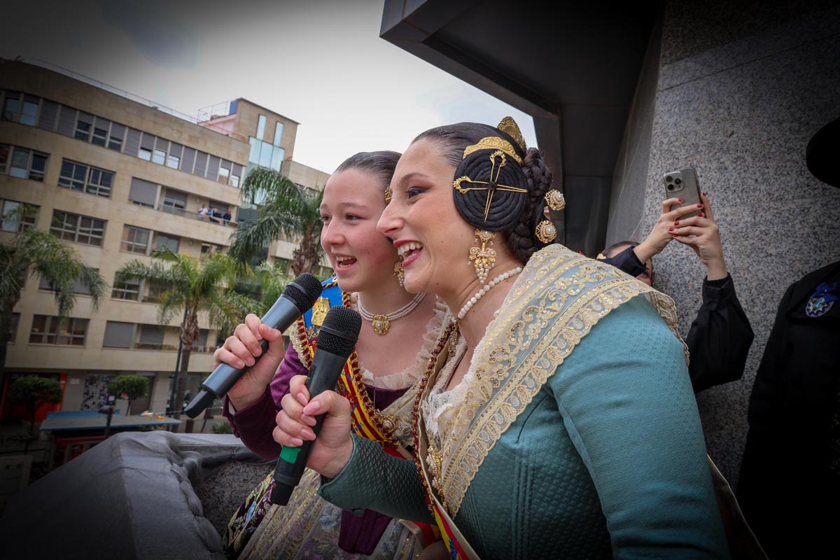 Bailarinas de las Fallas de Torrent 2026 cantando con micrófonos