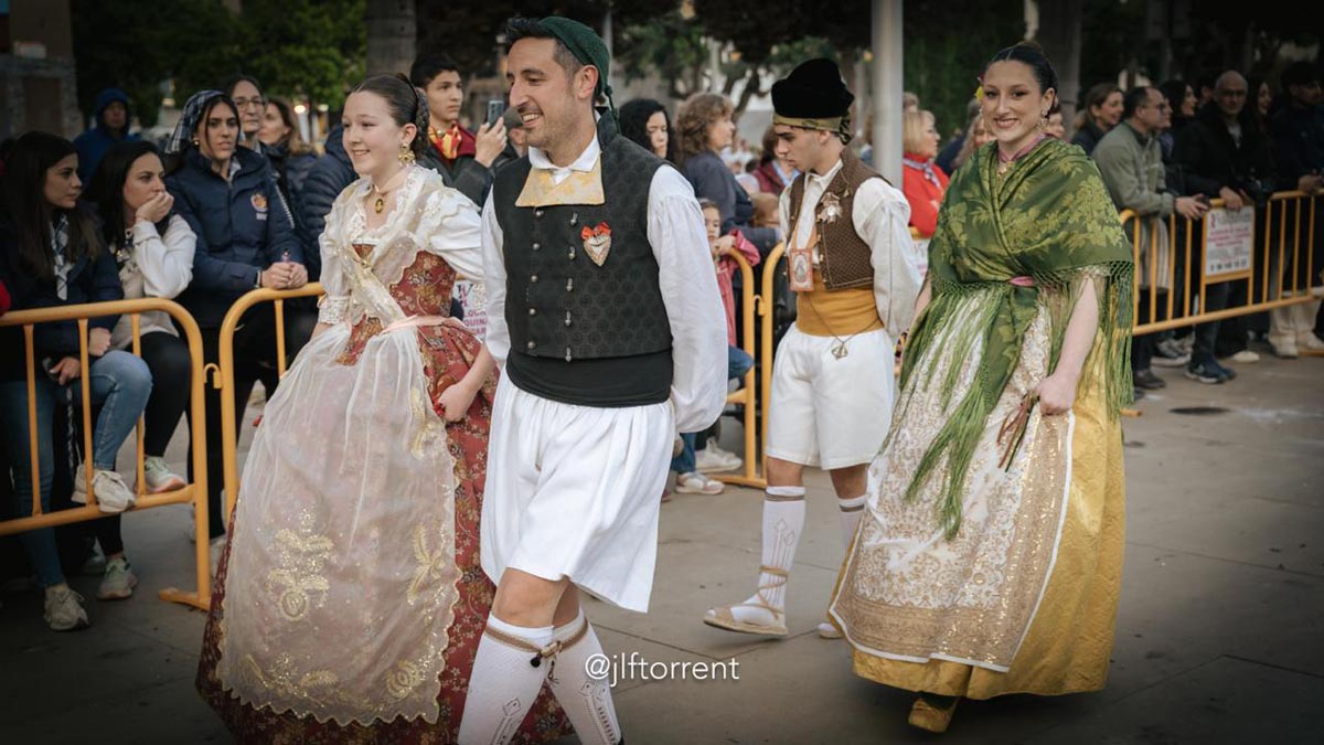 Bailarines en trajes tradicionales durante las Fallas de Torrent 2026