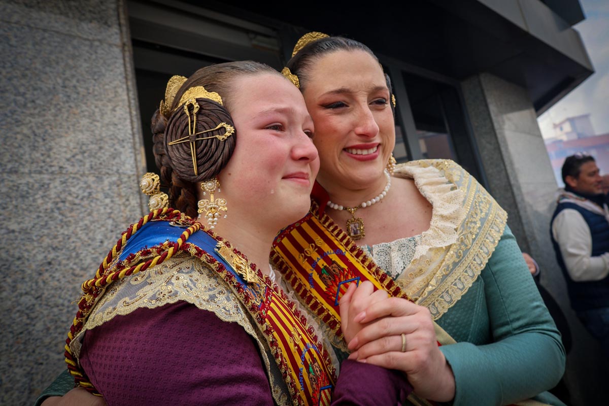 Dos mujeres vestidas con trajes tradicionales de Fallas en Torrent 2026