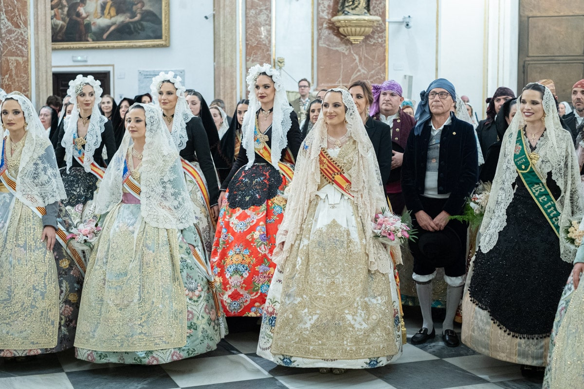 La Fallera Mayor de Valencia en la Basílica de la Virgen con otras falleras.
