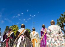 Falleras de Benetússer observando fuegos artificiales en el cielo