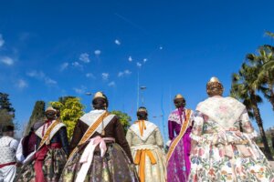 Falleras de Benetússer observando fuegos artificiales en el cielo