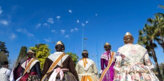 Falleras de Benetússer observando fuegos artificiales en el cielo